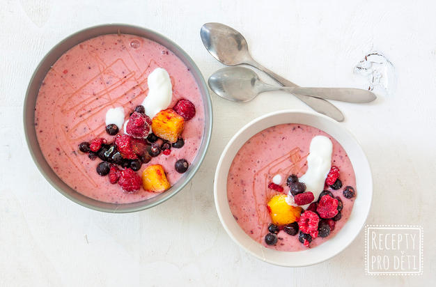 Oblíbená smoothie bowle s ovocem a jogurtem